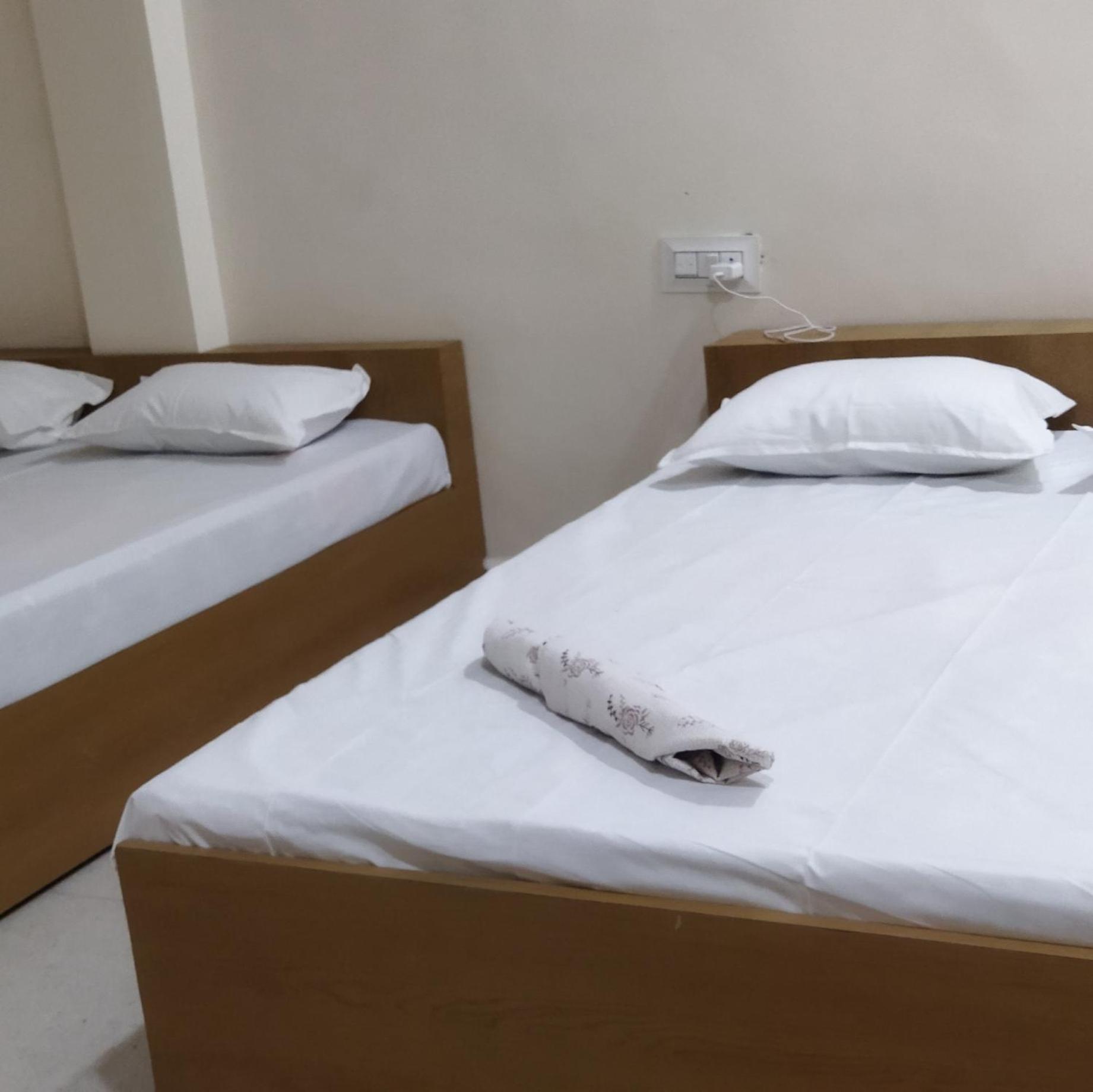 Shree Gajlaxmi Hotel Walking Distance From Mahakaleswar 乌贾因 外观 照片
