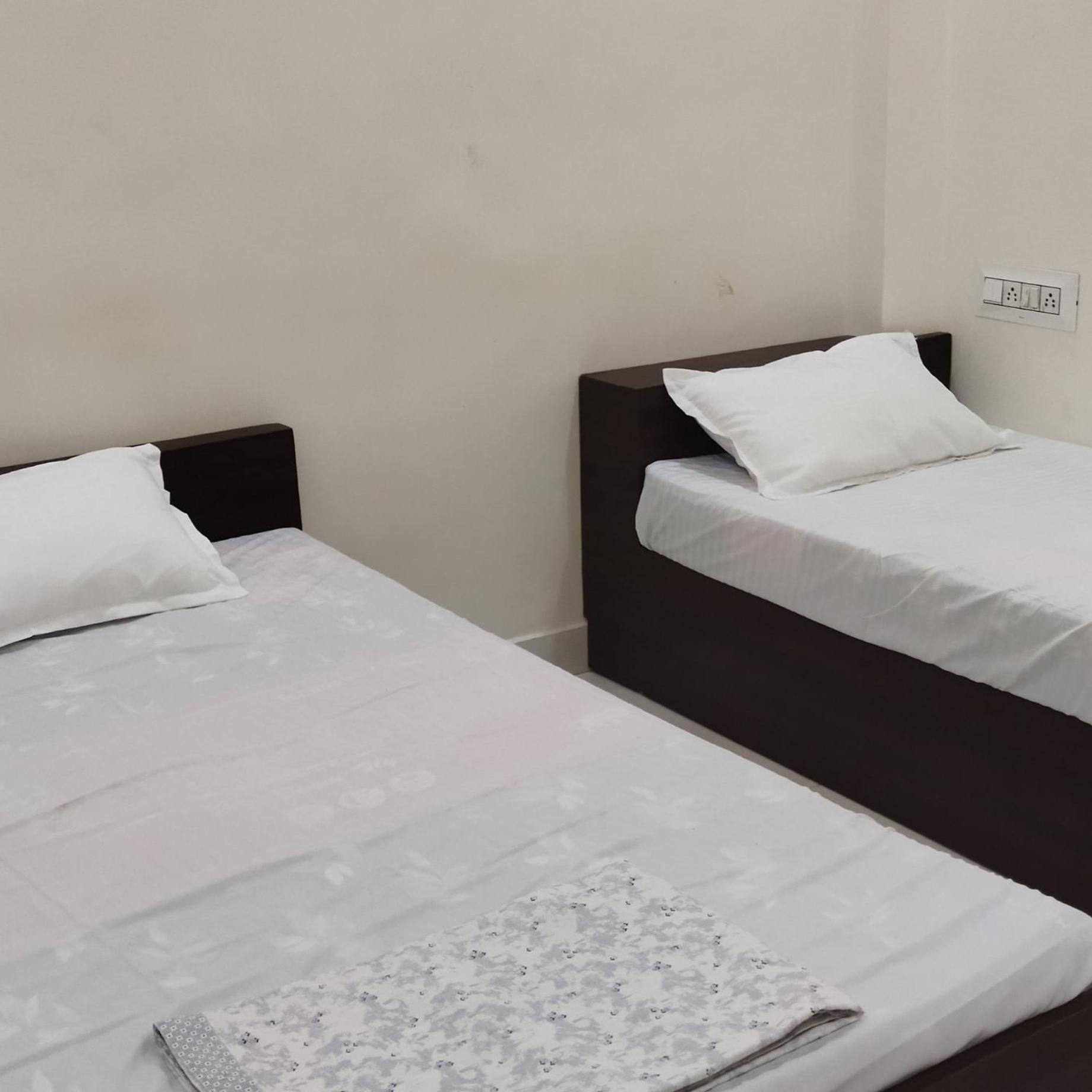 Shree Gajlaxmi Hotel Walking Distance From Mahakaleswar 乌贾因 外观 照片