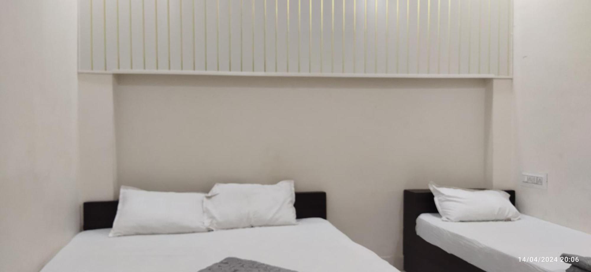 Shree Gajlaxmi Hotel Walking Distance From Mahakaleswar 乌贾因 外观 照片