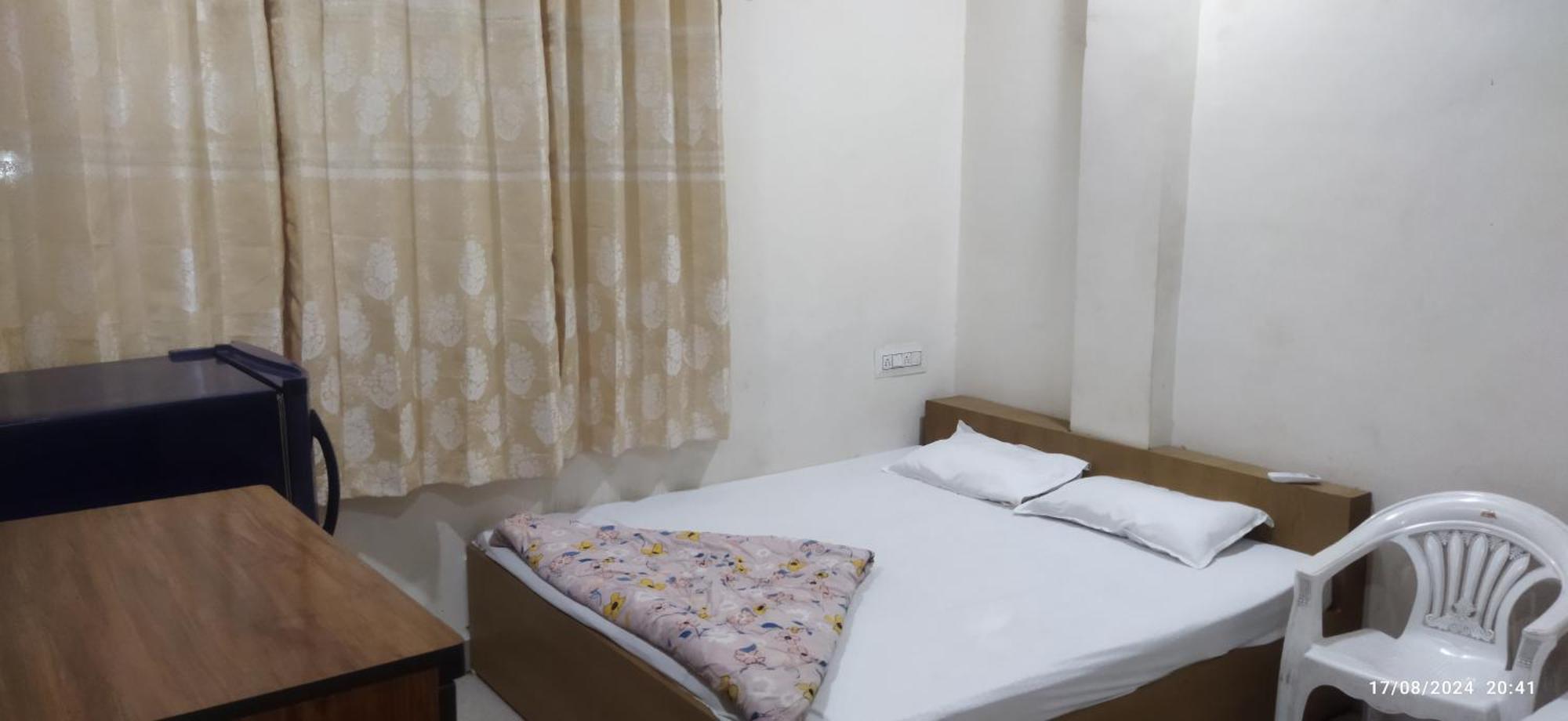 Shree Gajlaxmi Hotel Walking Distance From Mahakaleswar 乌贾因 外观 照片