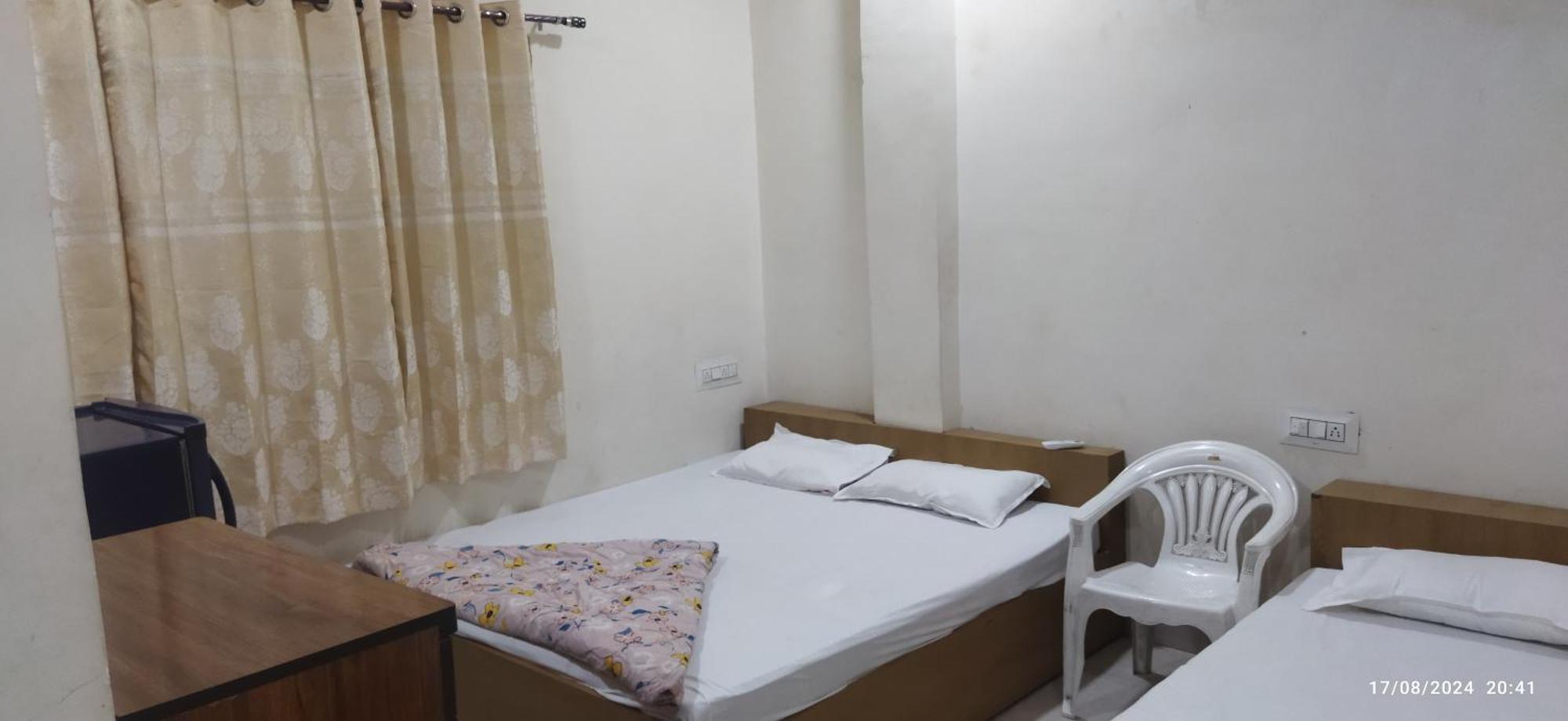 Shree Gajlaxmi Hotel Walking Distance From Mahakaleswar 乌贾因 外观 照片
